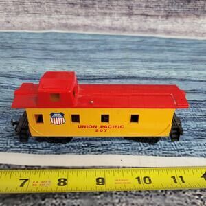 H.O scale Union Pacific 207 caboose yellow/red